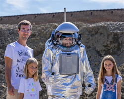 ein+Mann+und+zwei+Kinder+machen+mit+dem+Astronauten+ein+Foto