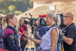 eine+Reporterin+interviewt+eine+Frau