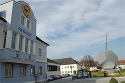 Kometor+und+Rathaus+(Foto+Stadtgemeinde)