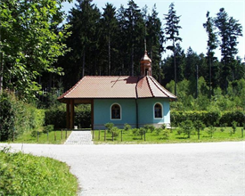 kleine blaue Kapelle im grünen